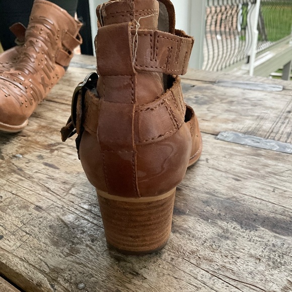 Catepillar CAT tan leather boots 8. - Picture 12 of 14